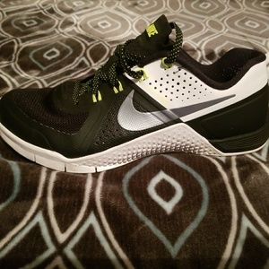 NIKE TENNIS SHOES SIZE 8.5 FOR WOMEN